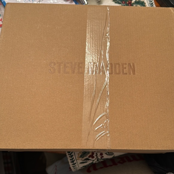 NWT Brand New in Box STEVE MADDEN
MAXIMA WHITE RHINESTONES SNEAKERS Sz 8.5 - Picture 12 of 14